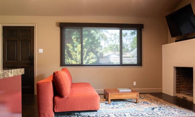 North Hollywood House | The Old New HousenA serene 2-bd house with AC in charming Sherman Oaks