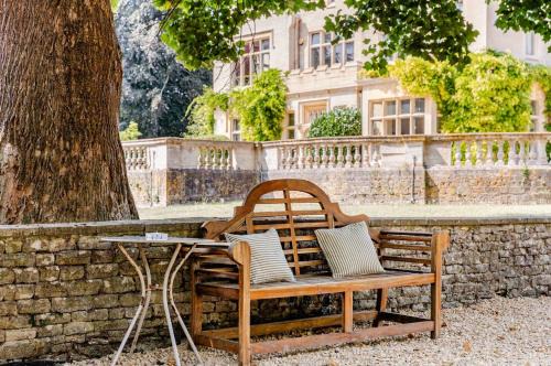 Bradford-on-Avon Apartment | The Old Pool House, Stylish Large Studio in Private Country Estate with Air Con