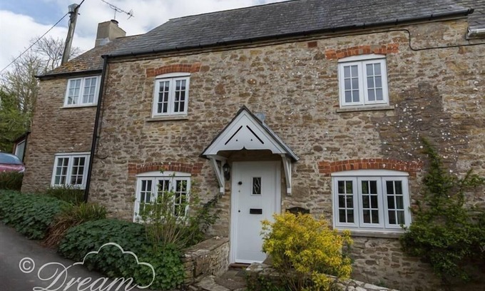 Littlebredy Cottage | THE OLD READING ROOM, pet friendly, with open fire in Langton Herring