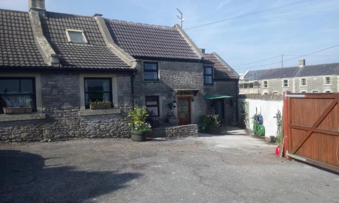 Upton Cheyney House | The Old Swan