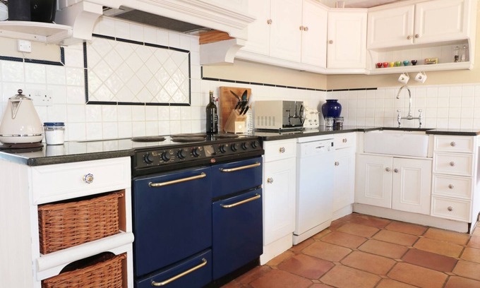 Sherston Cottage | THE OLD SWAN, pet friendly, character holiday cottage in Malmesbury