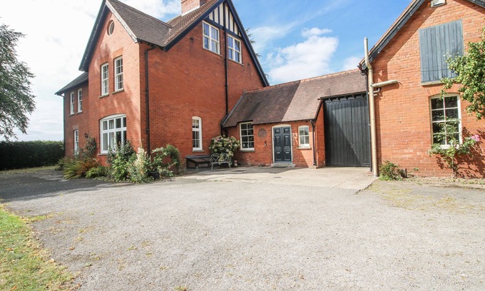 Leominster Cottage | THE OLD VICARAGE, family friendly, with open fire in Leominster
