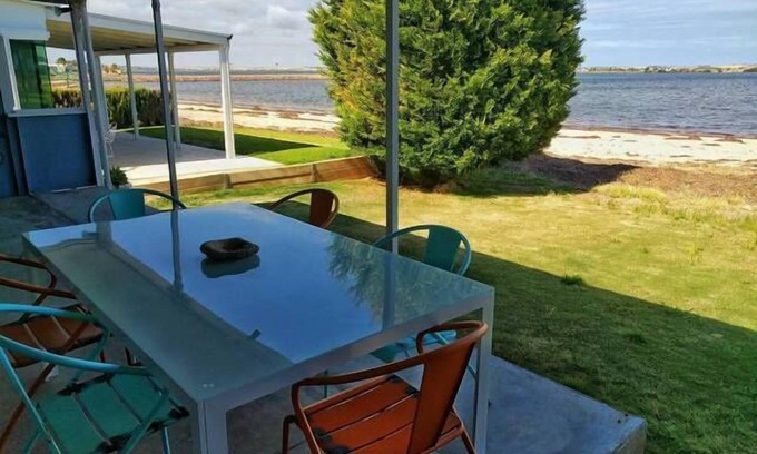 Port Broughton House | The Only white Beachfront House in pt Broughton - 3 Beds + spa PET Friendly