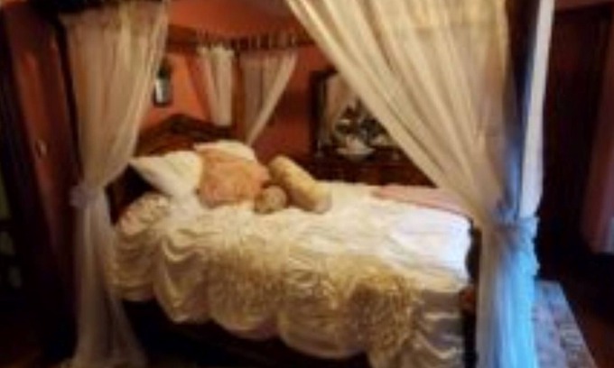 Ashfield Bed & Breakfast | THE OPERA HOUSE SUITE AT TRAILS END B&B