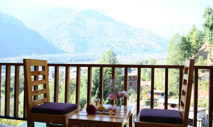 New Manali Hotel | The Orange Room- Soulful Abodes, Manali