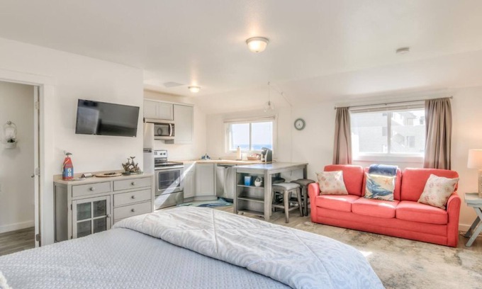 Depoe Bay Apartment | The Orca at Whale Inn – Ocean Glimpses, Full Kitchen, Pet Friendly
