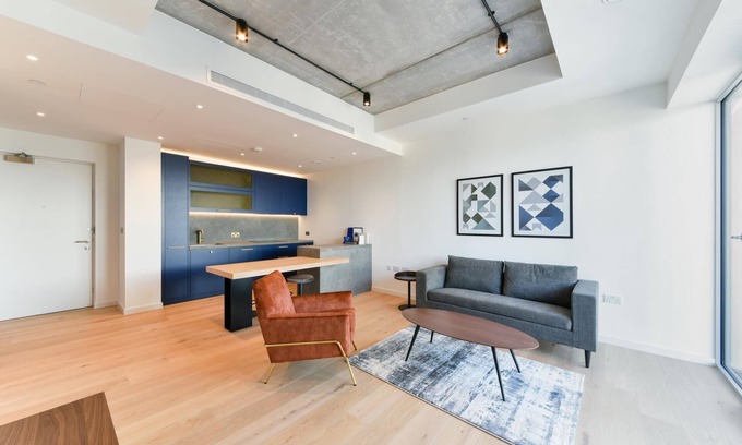 Canning Town South Apartment | The Orchard: Stylish Family Sized Apartment- Close to o2