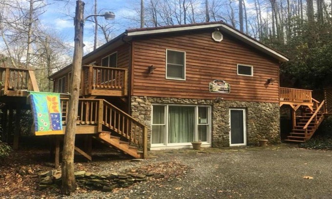 Elkins House | The Overlook: Beautiful Riverfront Views, Perfect for families!