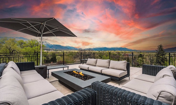 Broadmoor House | The Overlook! Luxury Rooftop Retreat by Broadmoor