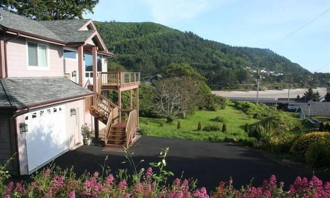 Yachats House | The Overlook-Stunning Ocean/Bay View Walk Everywhere!