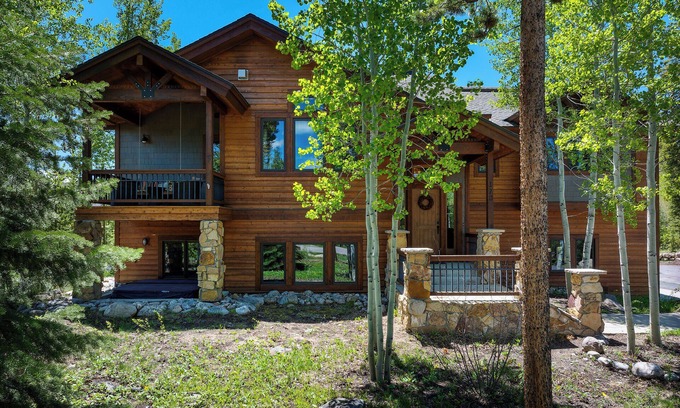 Elk Court Cabins House | The Owl's Nest | Game Room | Private Hot Tub | Luxury Mountain Lodge