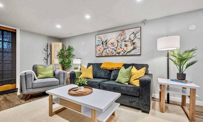 Northwest Calgary House | The Owlet PetsOK NWCalgary QueenBD PrivateSuite