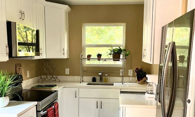 Oakhurst House | The Owl’s Perch – Comfortable 2 Bed and 2 Bath ADU Home with Parking