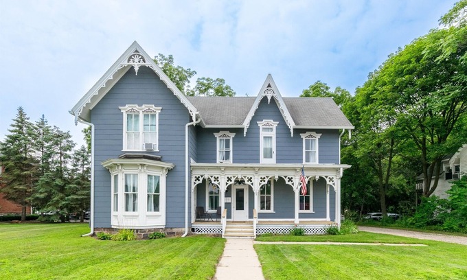 Oxford Apartment | The Oxford Guest House - 1860's Remodeled 3b/2b Suite - Downtown Oxford