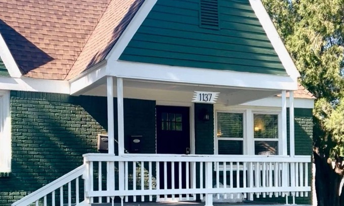 Helm Farm House | The Oxford Tolkien Uptown OKC - Beautiful Home and Updated Kitchen