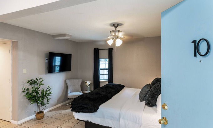 MacGregor Apartment | The Palm Flats 10! Zoo! Museums! Medical Center!