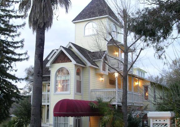 Jamestown Bed & Breakfast | The Palm Hotel