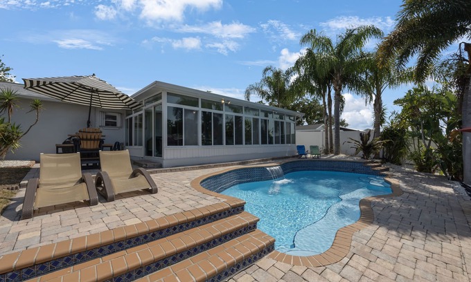 Bay Crest Park Villa | The Palm Island Villa Luxury 4 Bedroom Waterfront Home
