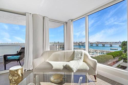 Downtown Miami Apartment | The Palms! Direct water view corner condo