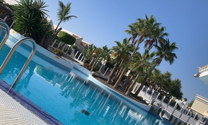 San Miguel de Abona House | The Palms lovely 2 bedroom house Pool View, WIFI (Air Con optional )