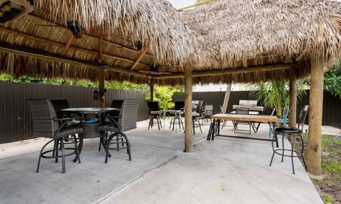 Golden Glades Apartment | The Paradise Oasis 2