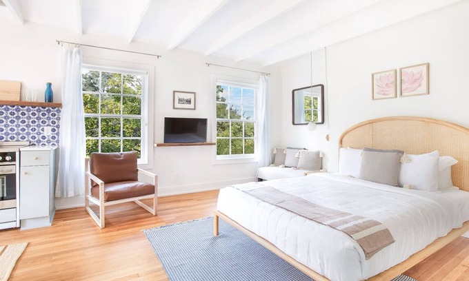 Historic Downtown Savannah Apartment | The Park House: Luxury Studio on Square, Walk to Everything by Lucky Savannah