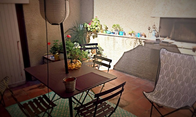 Carcassonne Apartment | "The patio Maria" At the foot of the city, apartment with interior patio.