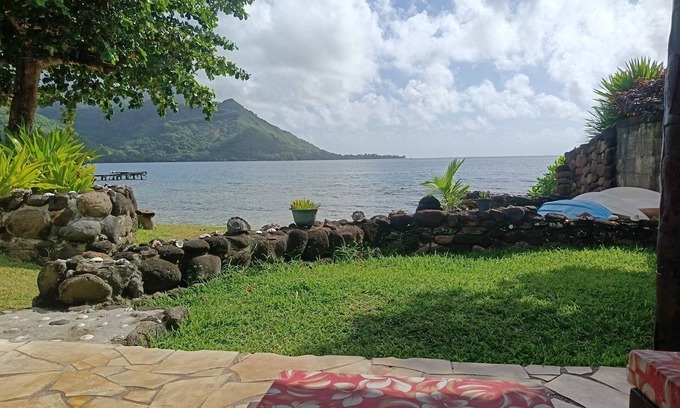 Pihaena House | The Pearl of Moorea Fare Honu waterfront with its beach for a romantic stay