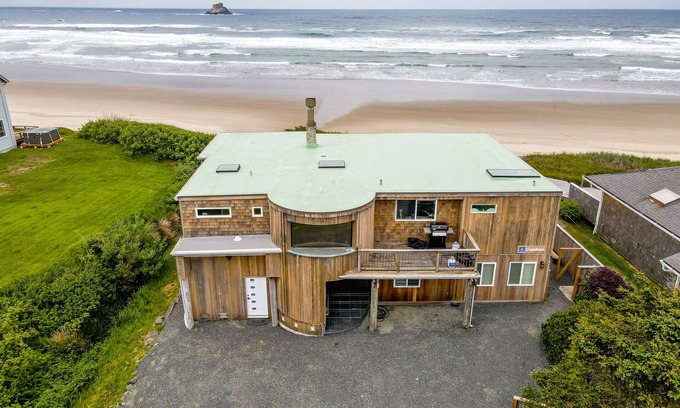 Arch Cape House | The Pelican at Arch Cape - Beachfront, Hot Tub with View, 3 En Suite Rooms