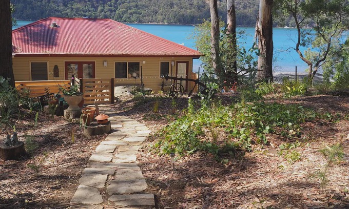 Brooklyn Apartment | The Pelican’s Roost is a one bedroom flat overlooking the Hawkesbury River.