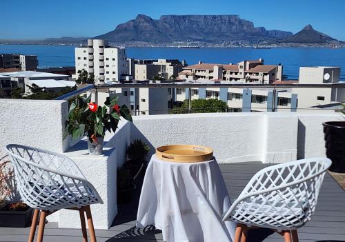 West Beach House | The Penthouse, Pub Lounge and Porch on the Palace, Bloubergstrand