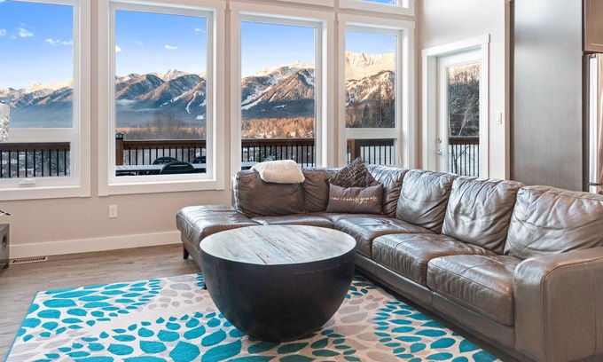 East Kootenay House | The Perch, Fernie - Panoramic Views, 6 Beds, A/C, BBQ, Game Room