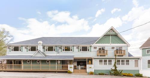 East Windham Hotel | The Perch Hotel