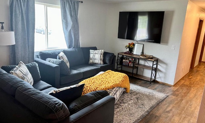 Fairbanks Apartment | The Perfect 3 Bedroom Apartment - Central location
