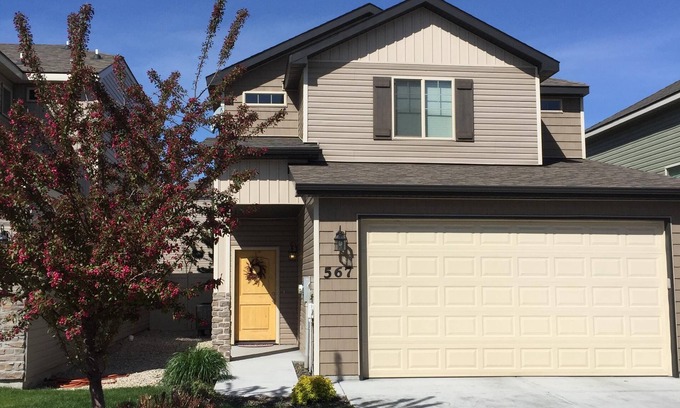 Maple Grove - Franklin House | The perfect Boise location! Modern home in the heart of it all! Swimming pool!
