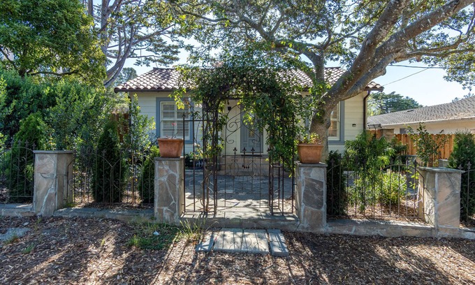 Northwest Carmel House | The perfect Carmel-by-the-Sea Hideaway cottage "La Cachette"