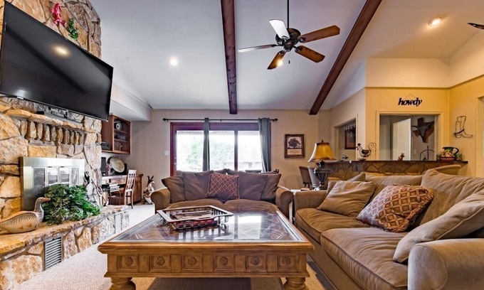 Granbury House | THE PERFECT LAKE GETAWAY - Kokopelli on the Lake