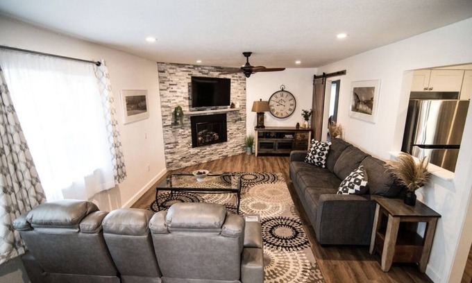 Y Area House | The Perfect Mountain Escape with Hot Tub