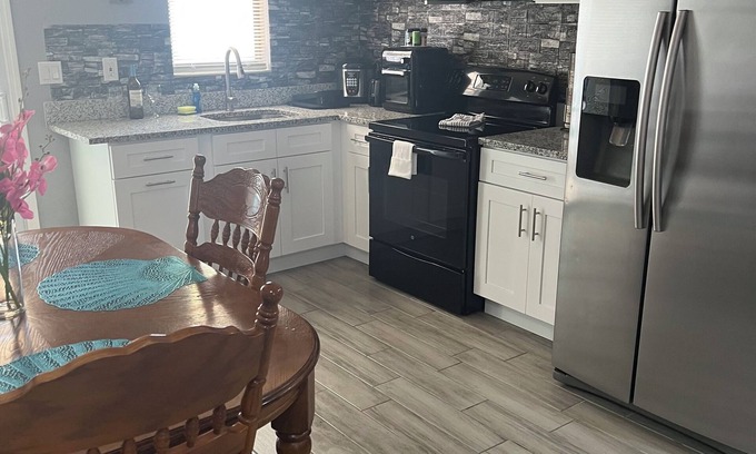 Old Grove Apartment | The perfect place very close to downtown and beaches! PETS ARE WELCOME!