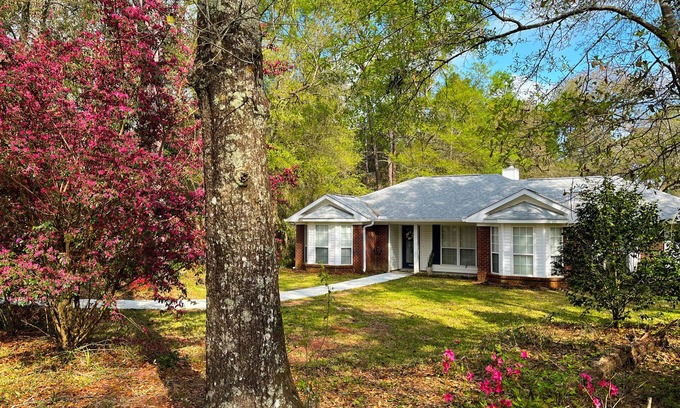 Fairhope House | The perfect retreat! Tucked away on a private lane, 15min to downtown Fairhope.