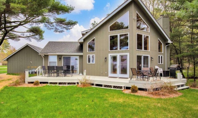 Arkdale House | The perfect water-frontage! Lake access out the back door!