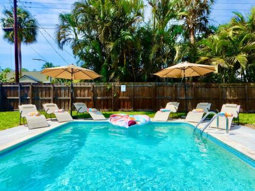 East Naples House | The Periwinkle, a heated pool home 10 min to beach