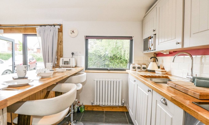 Malvern Cottage | THE PHEASANT'S NEST, pet friendly, luxury holiday cottage in Welland