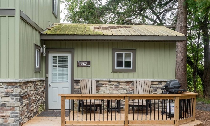 Bloomfield Cottage | The Picton-PEC Couple's Getaway
