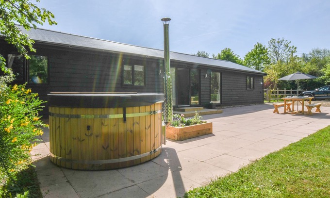 Martlesham Heath Cottage | THE PIGLETS, pet friendly, with hot tub in Woodbridge
