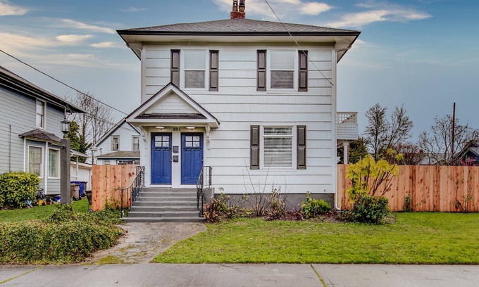 North End House | The Pine House: Unit A near 6th Ave, UPS, UW, and Point Ruston