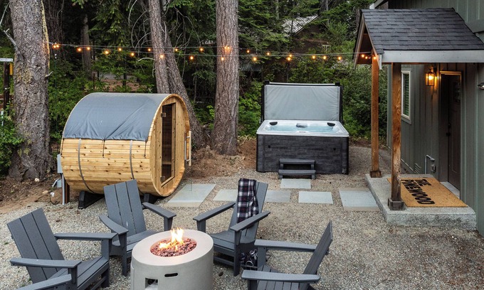 Cle Elum House | The Pinewood is a fully re-decorated mountain home with outdoor sauna, hot tub and fire pit, as well as an indoor wood-burning fireplace, record player and much more!