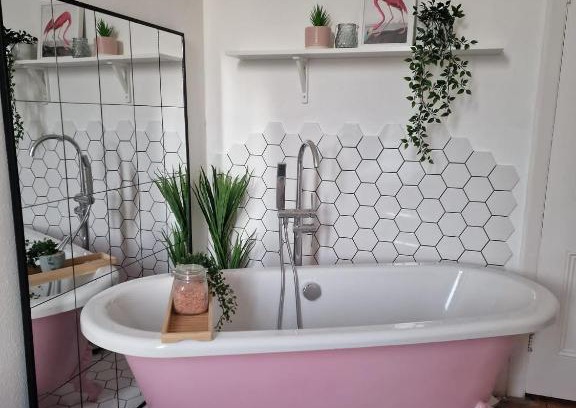 Scarborough Apartment | The Pink Bath Pad - 3 bedroom seaside apartment Pets allowed New