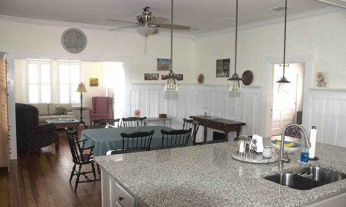 St. Augustine House | The Pink Door - Walk to Downtown/Super Clean !