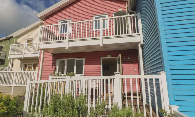Pembroke Cottage | The Pink House, FRESHWATER EAST